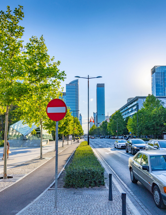 Straßenverkehr im Zentrum von Warschau