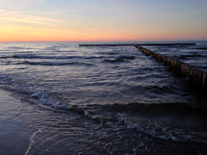 Die untergehende Sonne über dem Meer