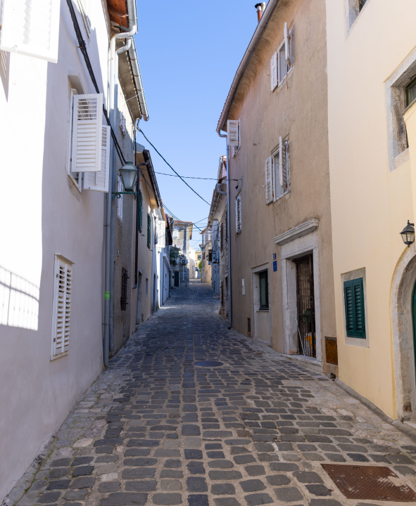 Schmale Gassen in der Stadt Krk, Kroatien