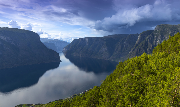 Blick auf die Fjorde von der Aussichtsplattform Stegastein. Norwegen.