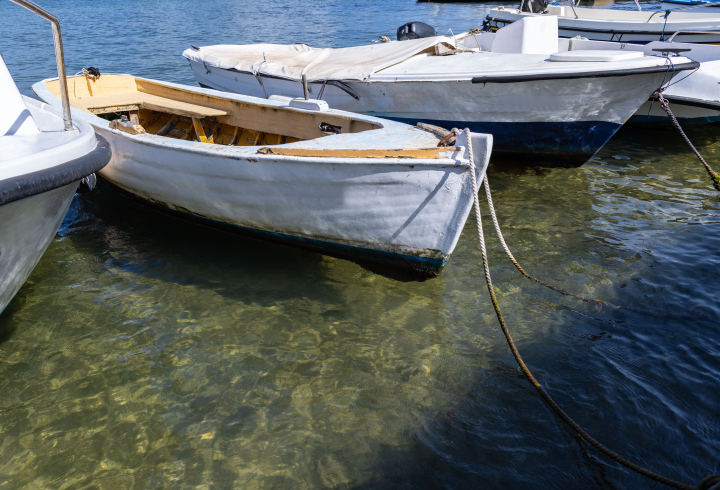 Am Ufer liegen alte Boote