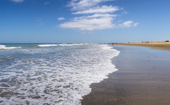 Ein breiter Strand am Meer.