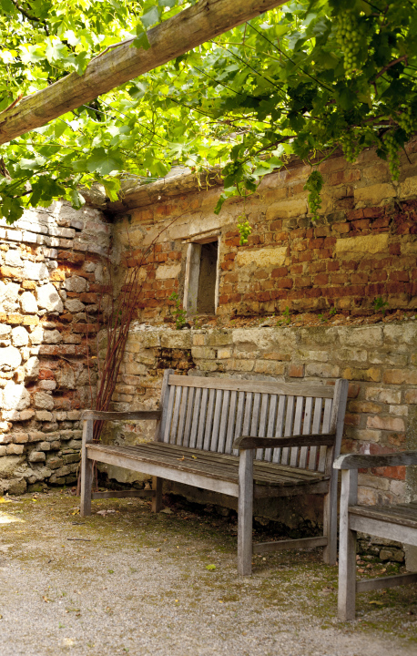 Bank im schattigen Garten