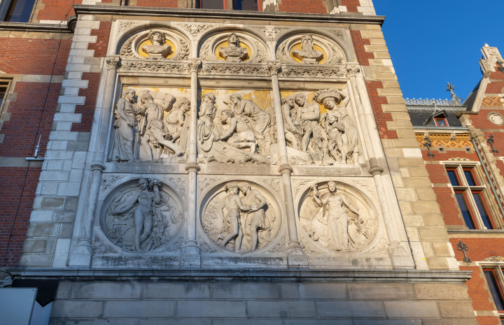 Flachrelief an der Fassade des Amsterdamer Bahnhofs