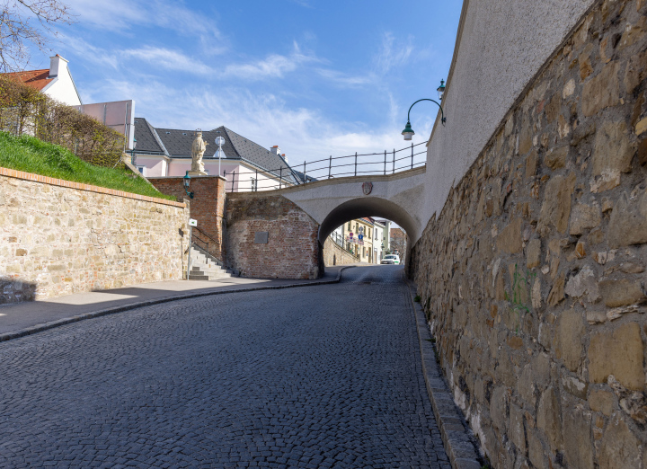Straße und historische Brücke in Klosterneuburg