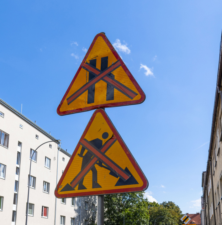 Straßenerneuerung, Straßenverengung, gekreuzte Verkehrszeichen