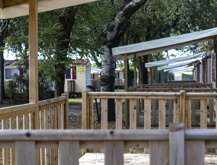 Holzgeländer auf der Veranda des Sommerhauses